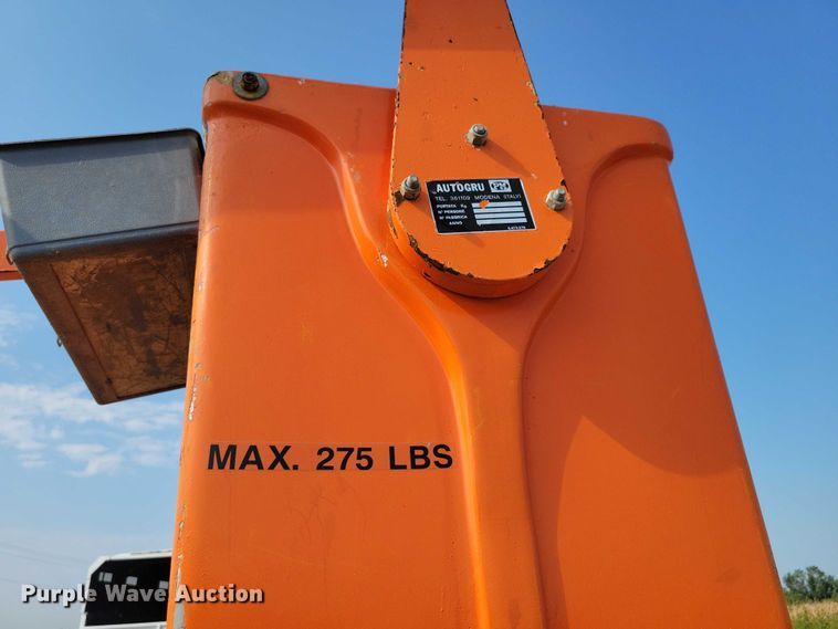 image for item DZ6546 2001 International  4700 bucket truck