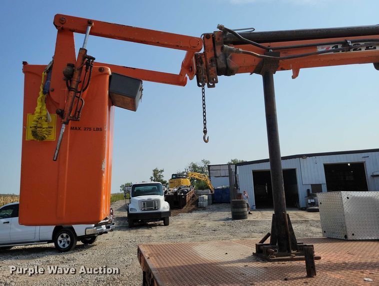image for item DZ6546 2001 International  4700 bucket truck