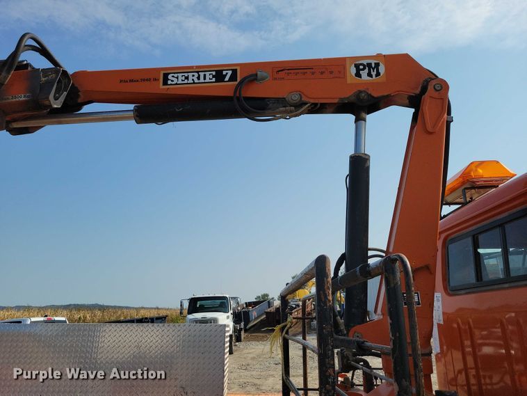 image for item DZ6546 2001 International  4700 bucket truck