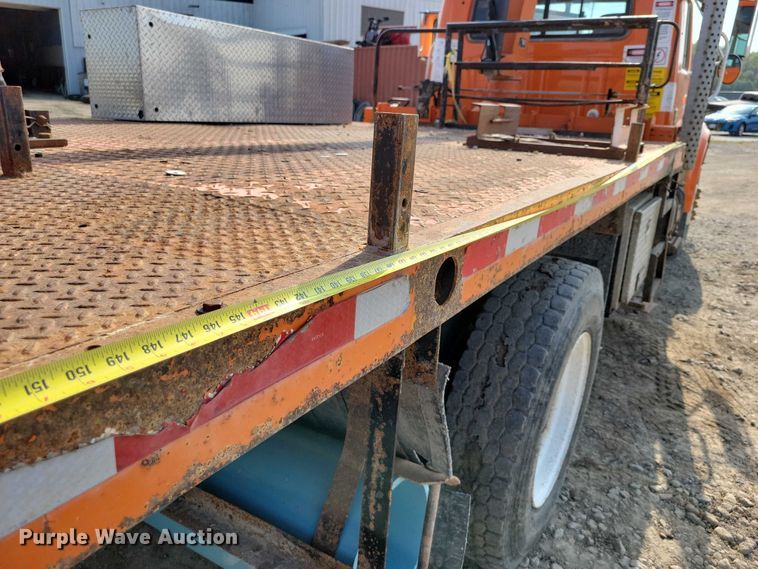 image for item DZ6546 2001 International  4700 bucket truck