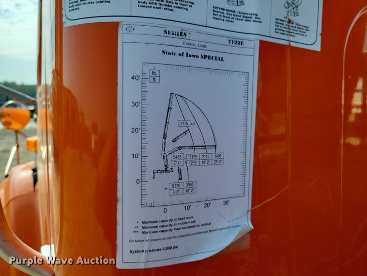 image for item DZ6546 2001 International  4700 bucket truck