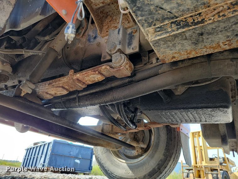 image for item DZ6546 2001 International  4700 bucket truck