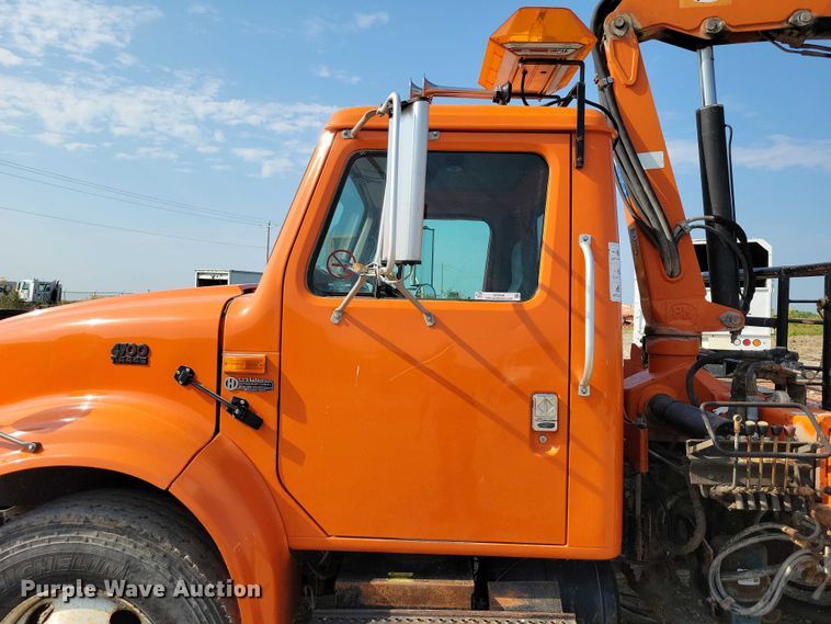 image for item DZ6546 2001 International  4700 bucket truck
