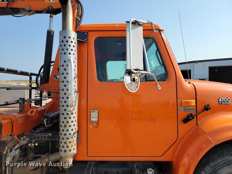image for item DZ6546 2001 International  4700 bucket truck