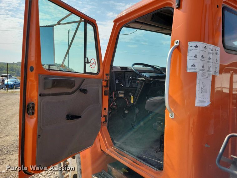 image for item DZ6546 2001 International  4700 bucket truck