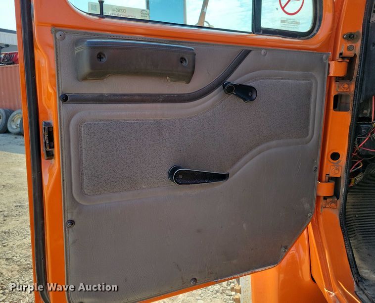 image for item DZ6546 2001 International  4700 bucket truck