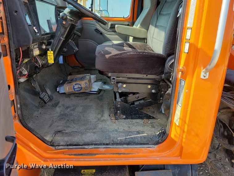 image for item DZ6546 2001 International  4700 bucket truck