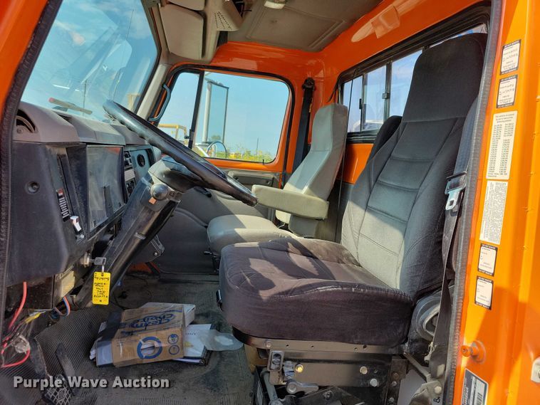 image for item DZ6546 2001 International  4700 bucket truck