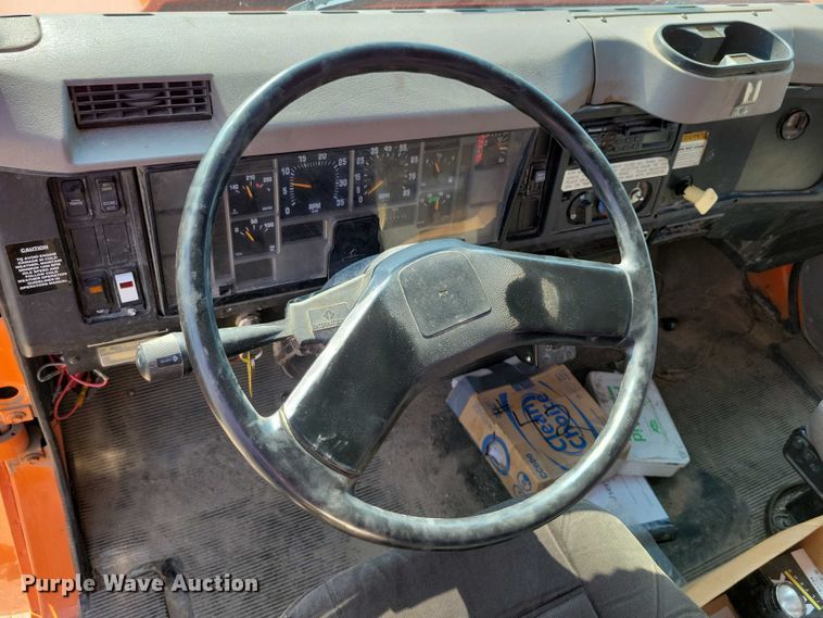 image for item DZ6546 2001 International  4700 bucket truck