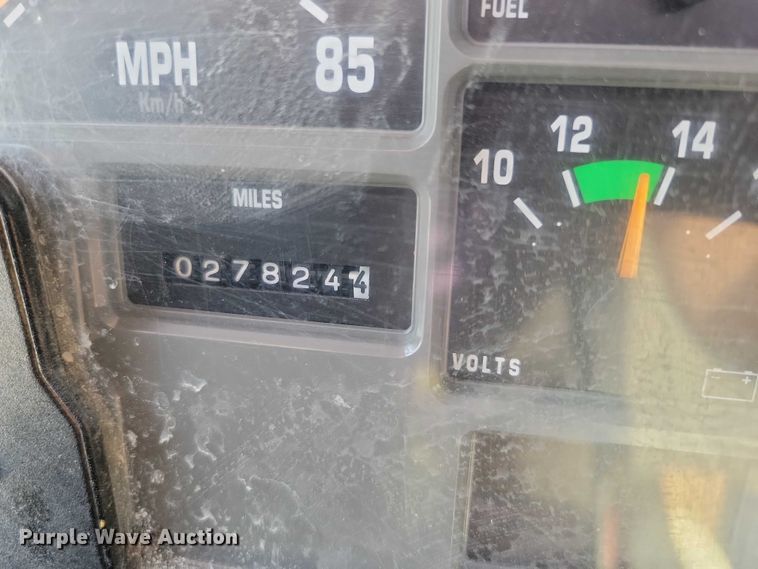 image for item DZ6546 2001 International  4700 bucket truck