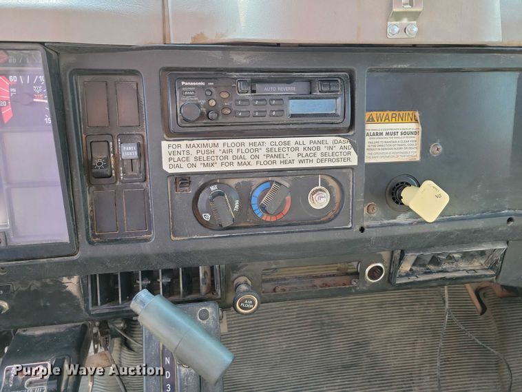 image for item DZ6546 2001 International  4700 bucket truck