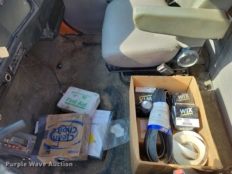 image for item DZ6546 2001 International  4700 bucket truck