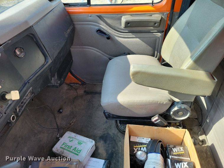 image for item DZ6546 2001 International  4700 bucket truck