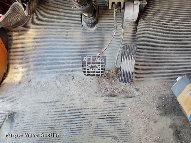 image for item DZ6546 2001 International  4700 bucket truck