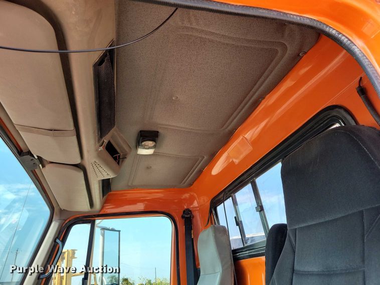 image for item DZ6546 2001 International  4700 bucket truck