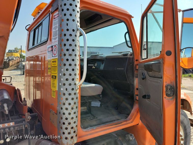 image for item DZ6546 2001 International  4700 bucket truck