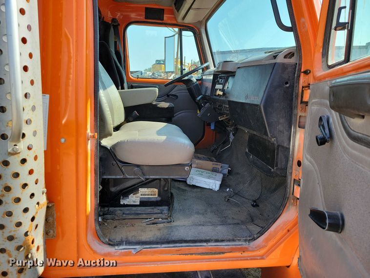 image for item DZ6546 2001 International  4700 bucket truck