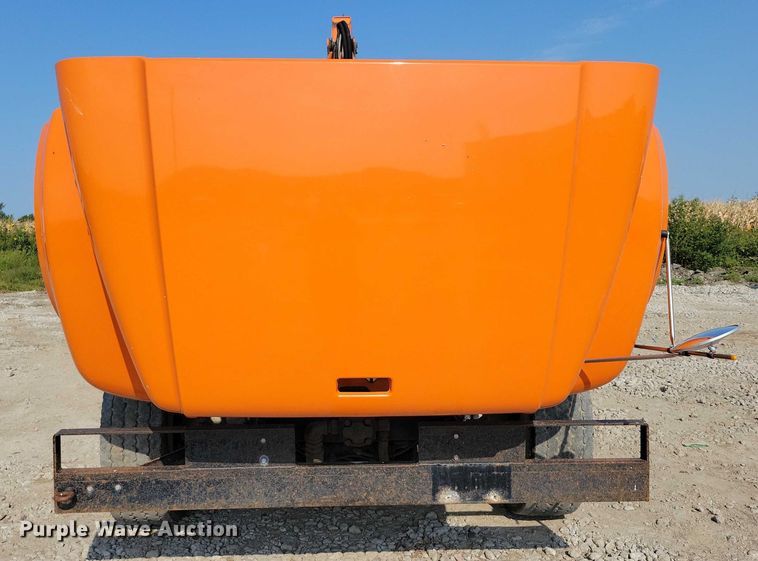 image for item DZ6546 2001 International  4700 bucket truck