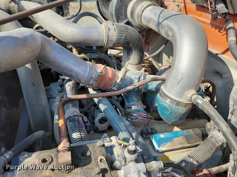 image for item DZ6546 2001 International  4700 bucket truck