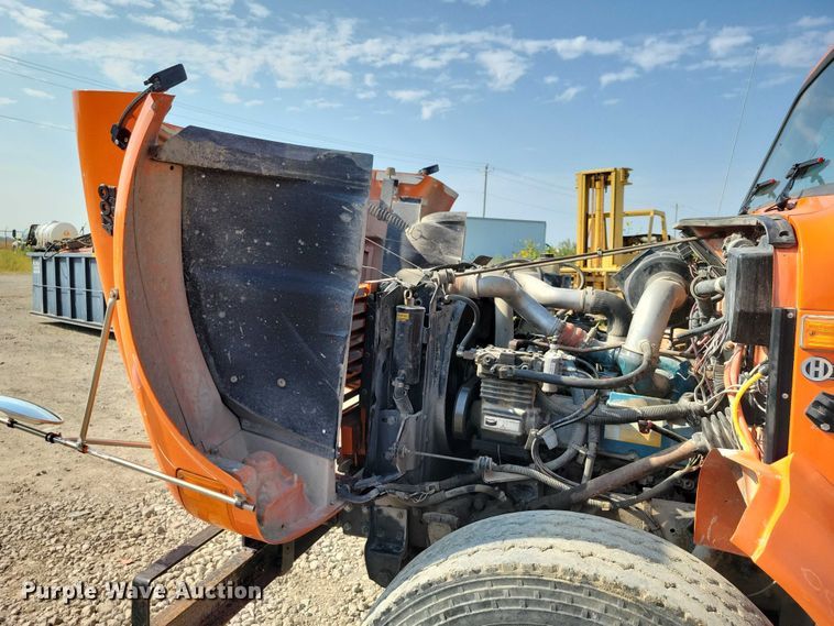 image for item DZ6546 2001 International  4700 bucket truck