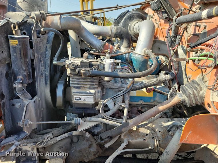 image for item DZ6546 2001 International  4700 bucket truck