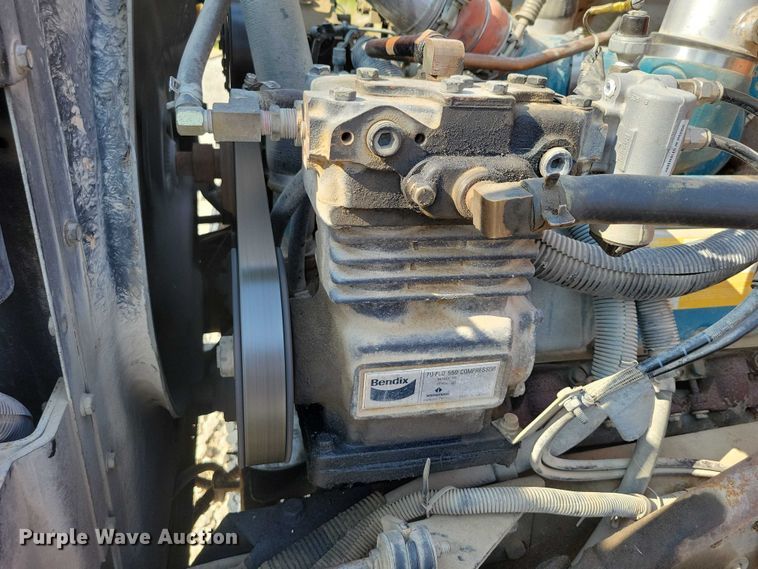 image for item DZ6546 2001 International  4700 bucket truck