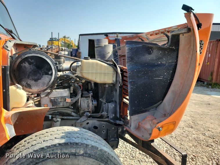 image for item DZ6546 2001 International  4700 bucket truck