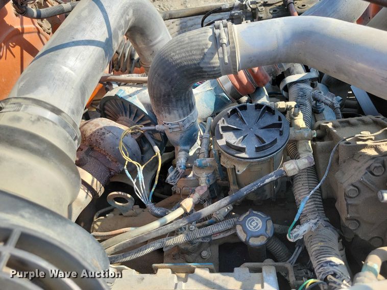 image for item DZ6546 2001 International  4700 bucket truck