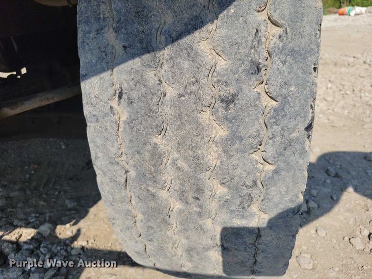 image for item DZ6546 2001 International  4700 bucket truck