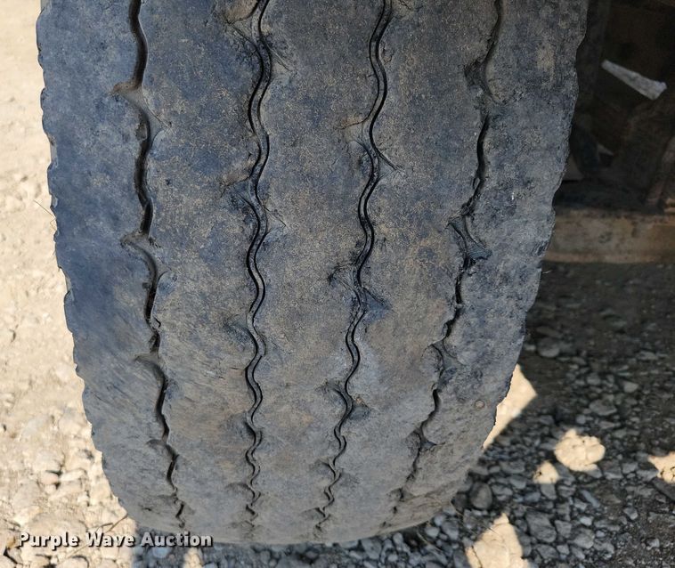 image for item DZ6546 2001 International  4700 bucket truck