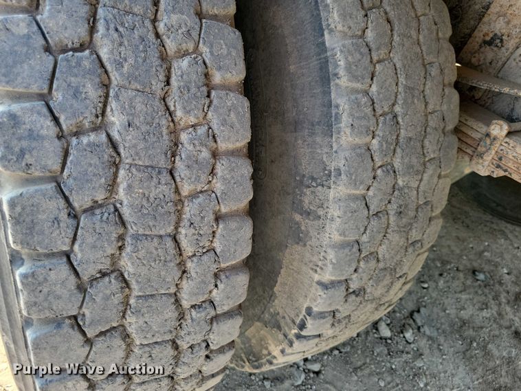 image for item DZ6546 2001 International  4700 bucket truck