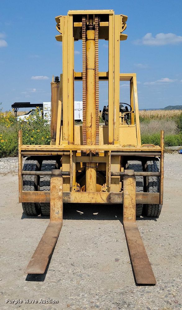 image for item DZ6547 Caterpillar  Towmotor V225 forklift