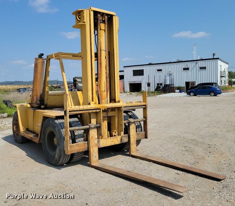 image for item DZ6547 Caterpillar  Towmotor V225 forklift