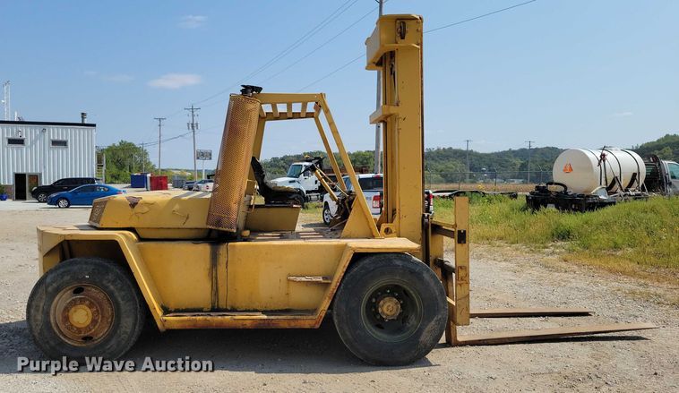 image for item DZ6547 Caterpillar  Towmotor V225 forklift