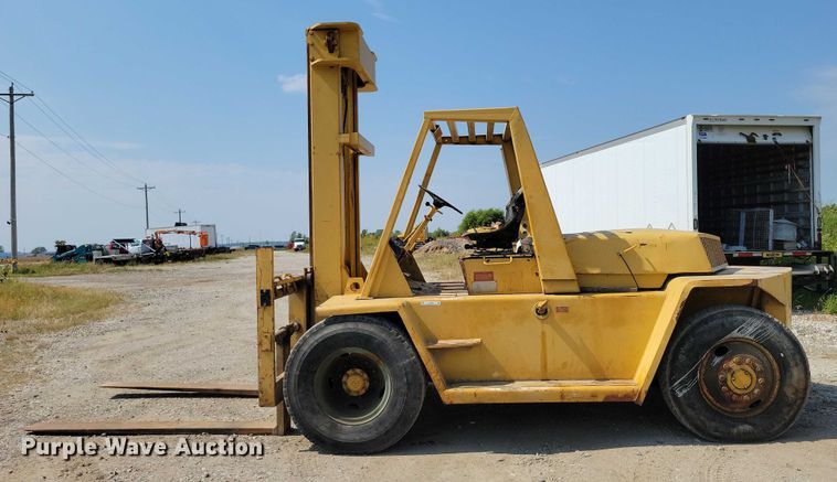 image for item DZ6547 Caterpillar  Towmotor V225 forklift