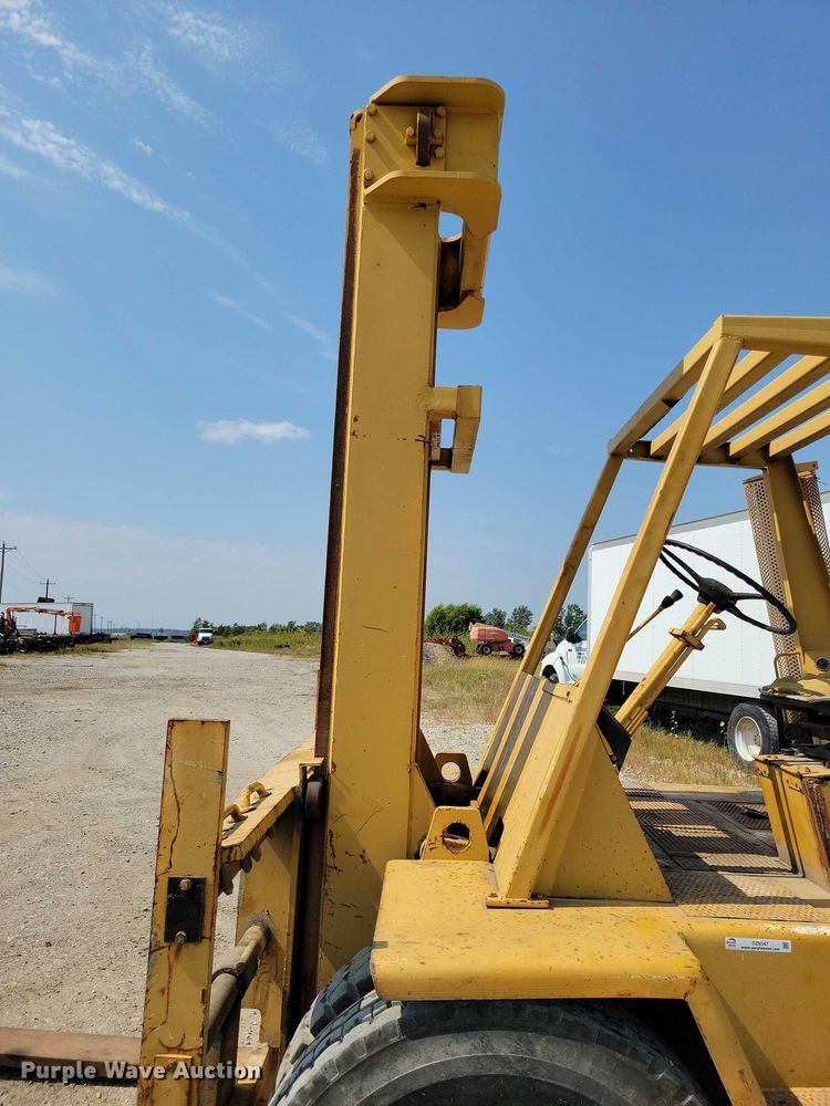 image for item DZ6547 Caterpillar  Towmotor V225 forklift