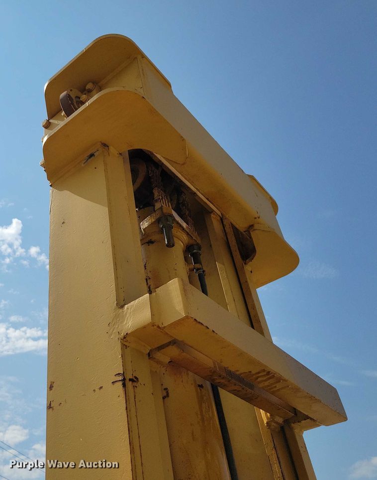 image for item DZ6547 Caterpillar  Towmotor V225 forklift