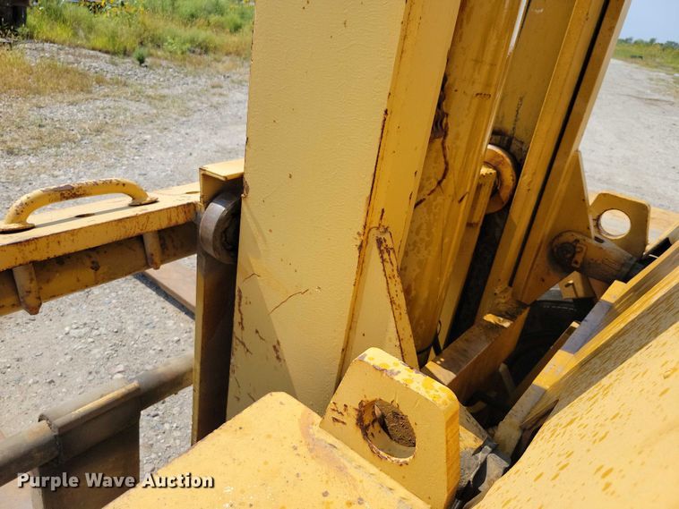 image for item DZ6547 Caterpillar  Towmotor V225 forklift