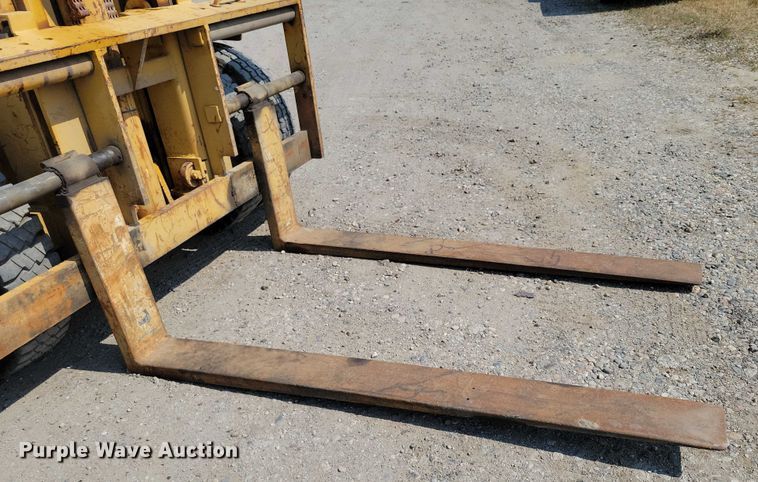 image for item DZ6547 Caterpillar  Towmotor V225 forklift