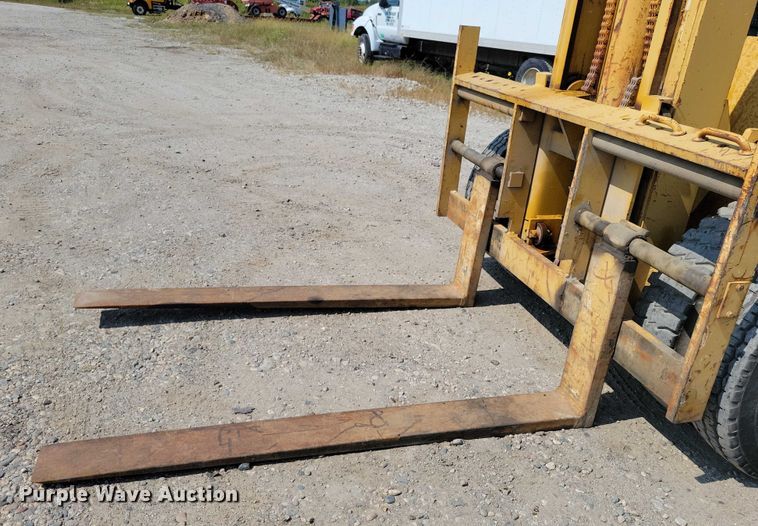 image for item DZ6547 Caterpillar  Towmotor V225 forklift