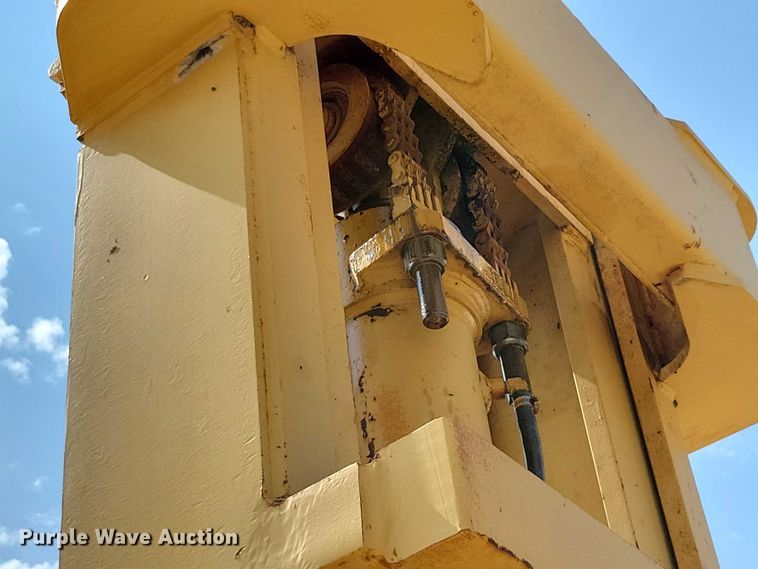 image for item DZ6547 Caterpillar  Towmotor V225 forklift