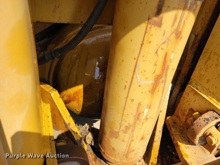 image for item DZ6547 Caterpillar  Towmotor V225 forklift