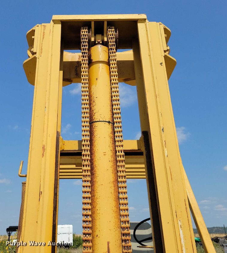 image for item DZ6547 Caterpillar  Towmotor V225 forklift