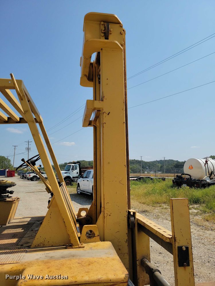 image for item DZ6547 Caterpillar  Towmotor V225 forklift