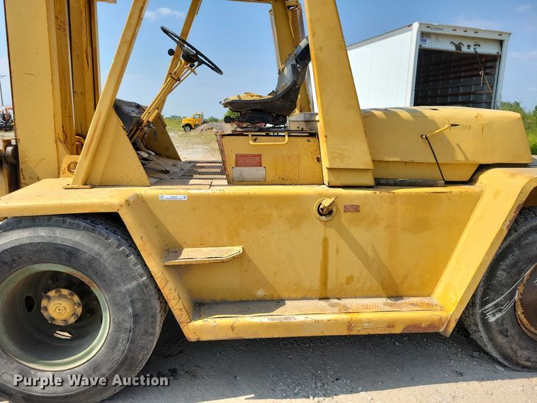 image for item DZ6547 Caterpillar  Towmotor V225 forklift