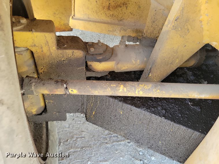 image for item DZ6547 Caterpillar  Towmotor V225 forklift