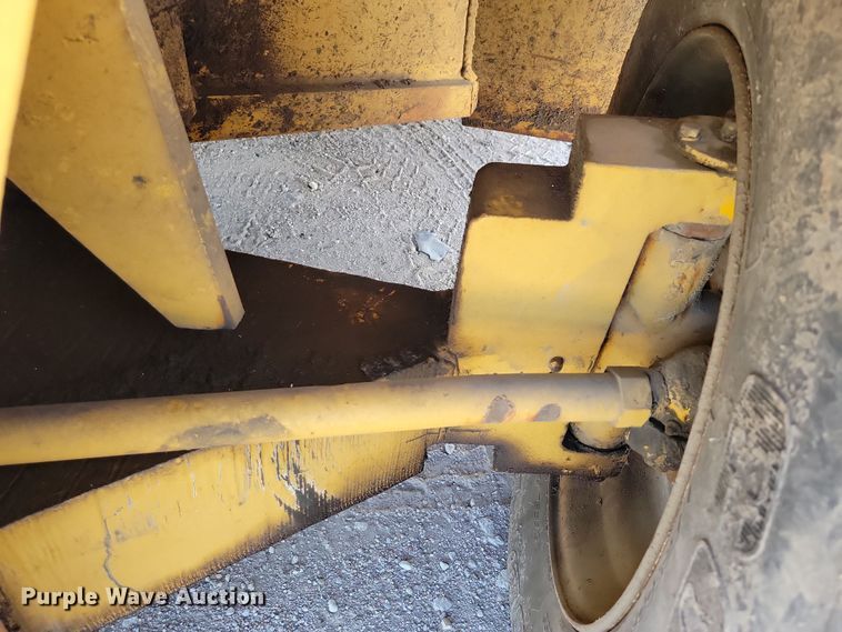 image for item DZ6547 Caterpillar  Towmotor V225 forklift