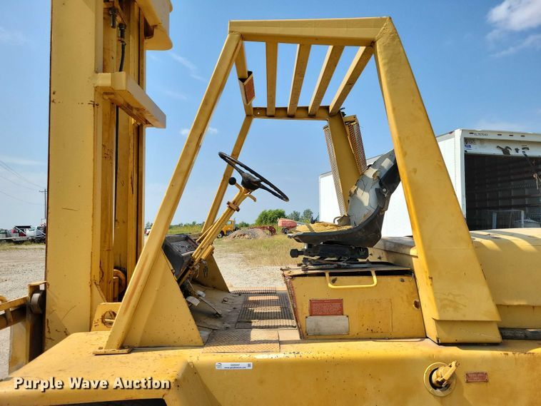 image for item DZ6547 Caterpillar  Towmotor V225 forklift