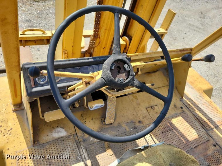 image for item DZ6547 Caterpillar  Towmotor V225 forklift