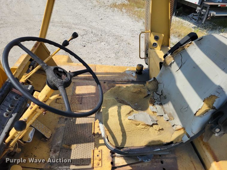 image for item DZ6547 Caterpillar  Towmotor V225 forklift